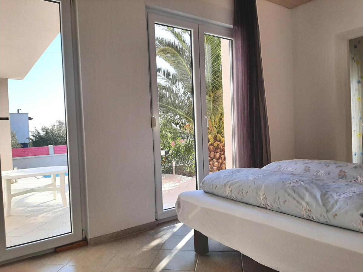 Helles Doppelzimmer Mit Bad, Terrasse Und Pool, Seperater Eingang, Liznjan, Istrien Exterior photo
