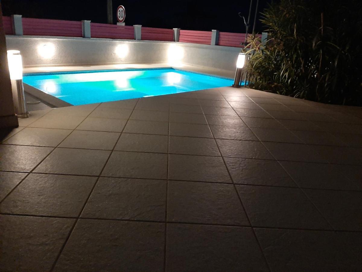Helles Doppelzimmer Mit Bad, Terrasse Und Pool, Seperater Eingang, Liznjan, Istrien Exterior photo