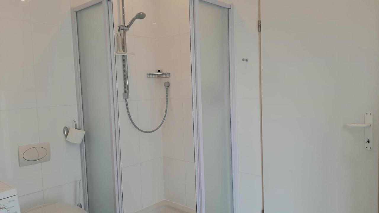 Helles Doppelzimmer Mit Bad, Terrasse Und Pool, Seperater Eingang, Liznjan, Istrien Exterior photo