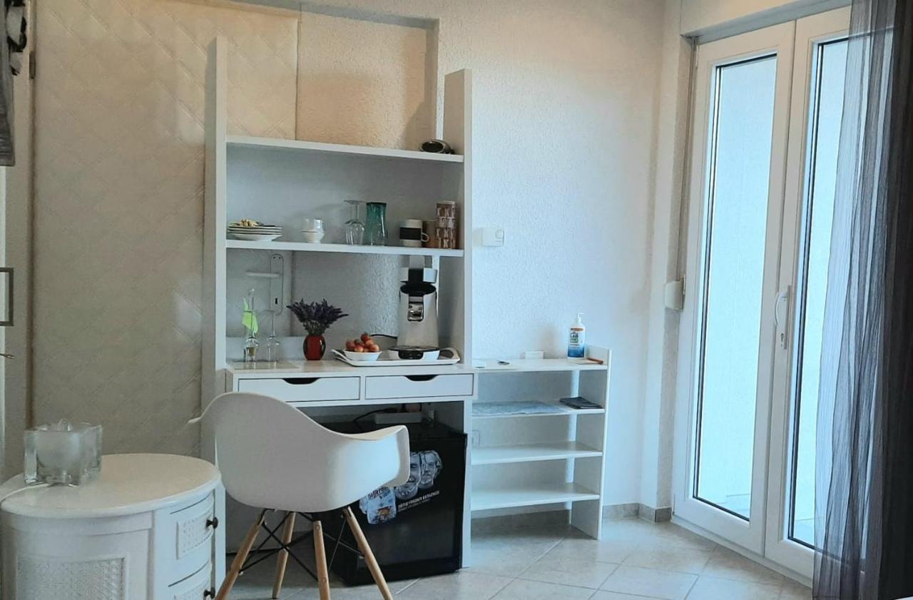 Helles Doppelzimmer Mit Bad, Terrasse Und Pool, Seperater Eingang, Liznjan, Istrien Exterior photo