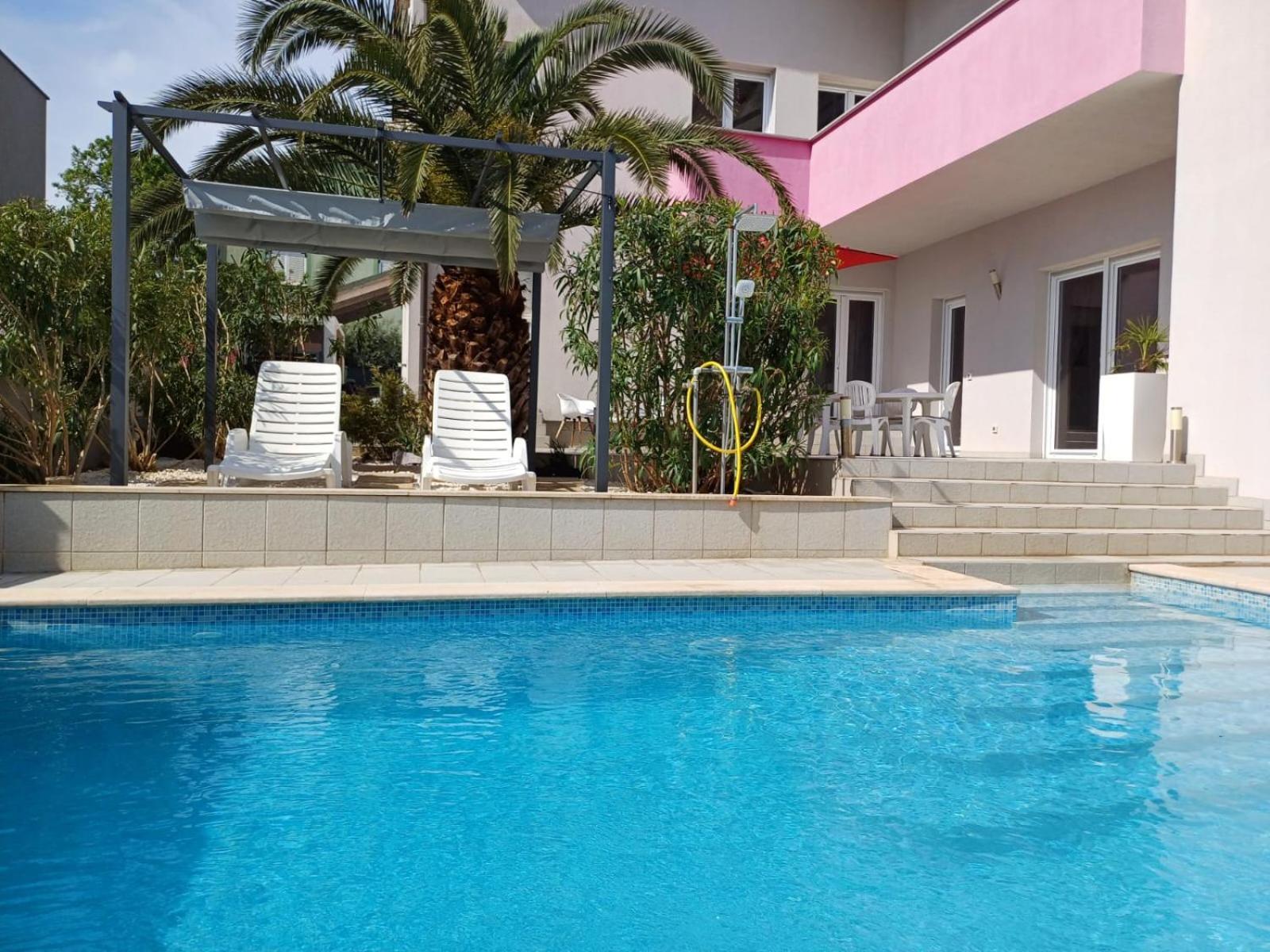 Helles Doppelzimmer Mit Bad, Terrasse Und Pool, Seperater Eingang, Liznjan, Istrien Exterior photo